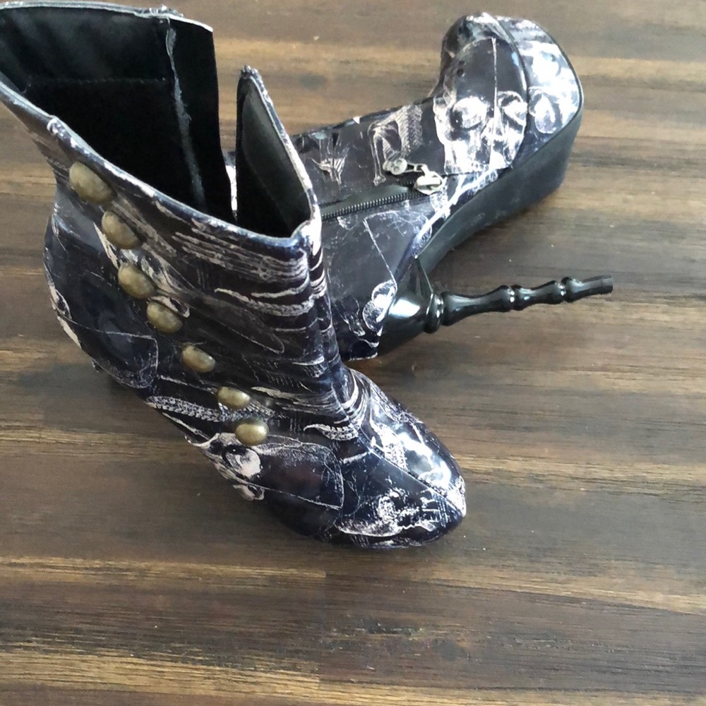 Gothic skull print boots. Platform.